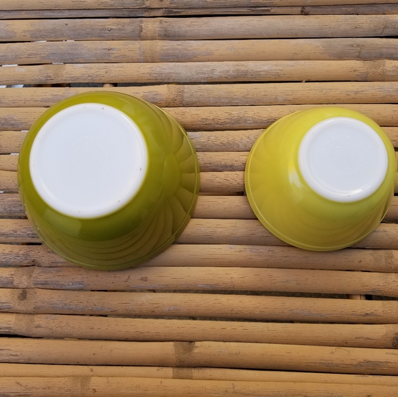 Vintage Pyrex Bowls - Picture 2 of 3